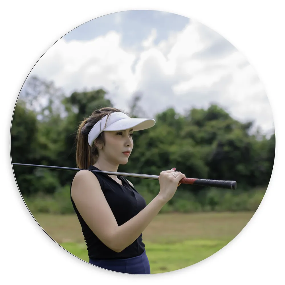 Dibond Muurcirkel - Vrouw - Golf - Club - Petje - Sport