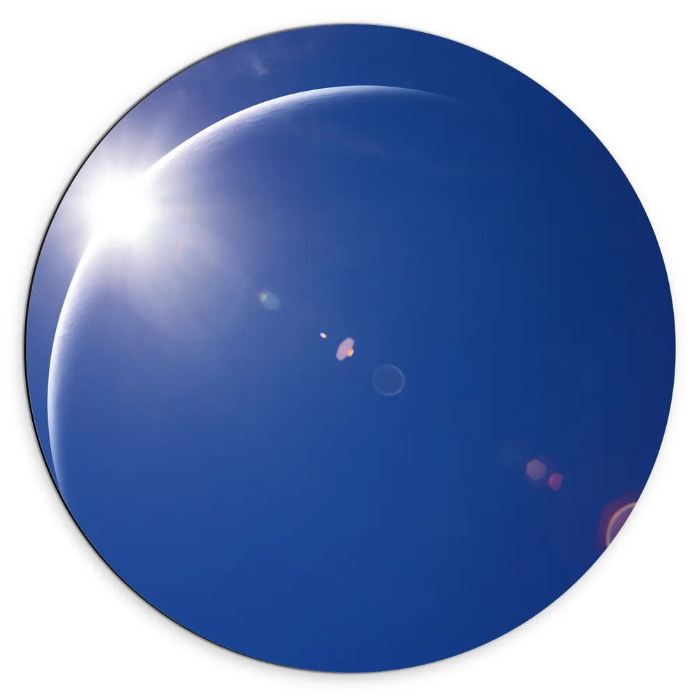 Dibond Muurcirkel - Begin van Zonsverduistering bij Heldere Blauwe Lucht