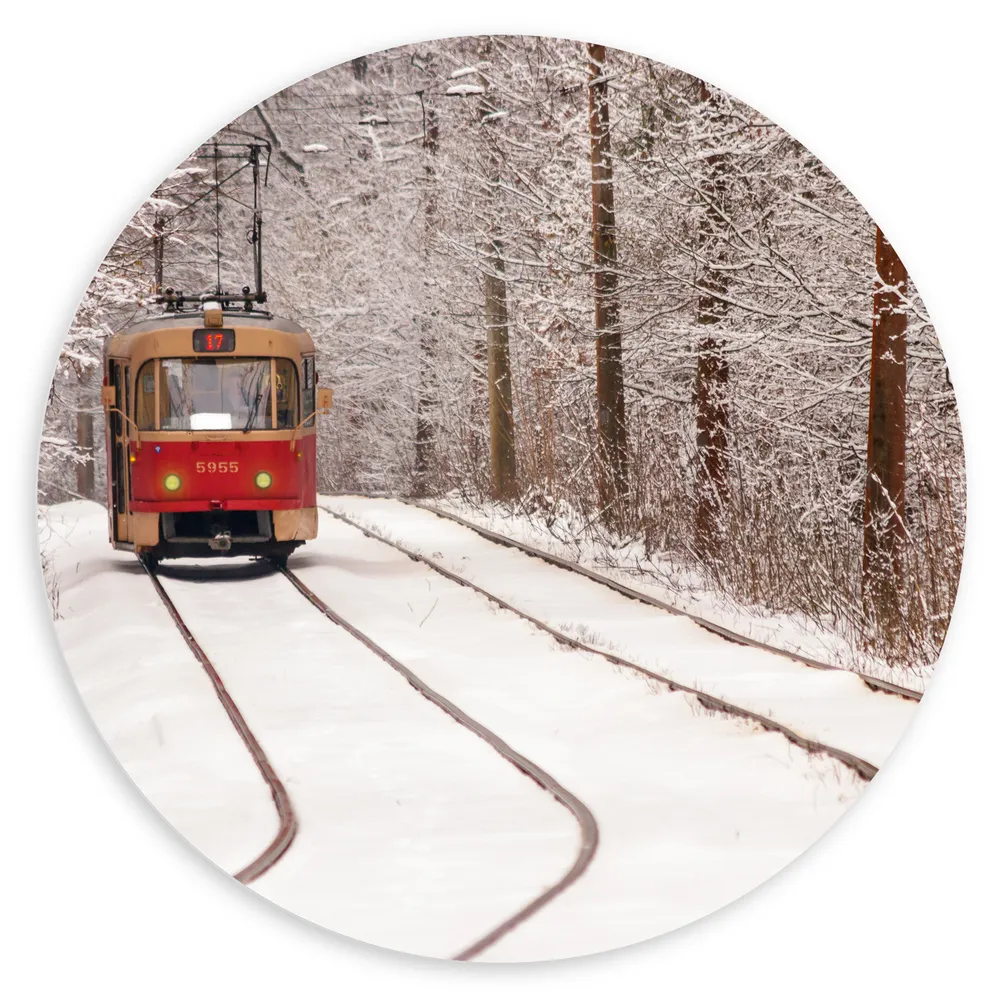 Dibond Muurcirkel - Rode Tram rijdend door Bos vol Bomen in de Winter