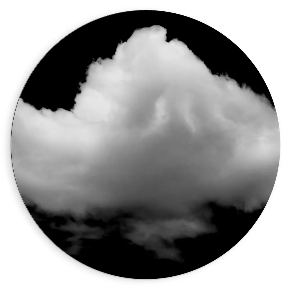 Dibond Muurcirkel - Witte Donzige Wolk tegen Gitzwarte Lucht