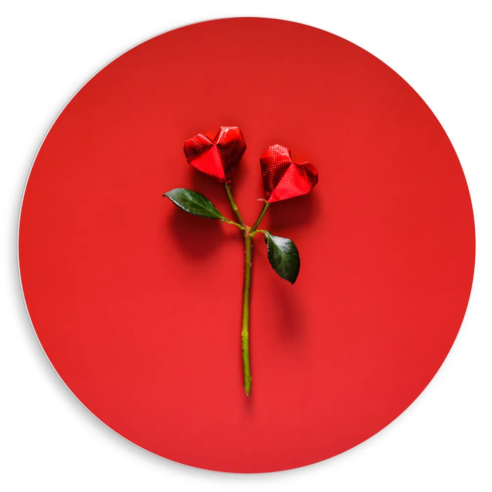 Dibond Muurcirkel - Gevouwen Origami Rode Rozen tegen Rode Achtergrond