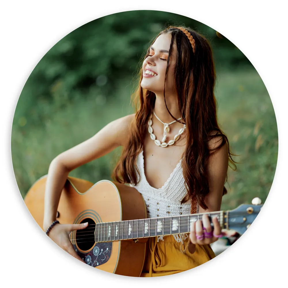 Dibond Muurcirkel - Hippie Vrouw Spelend op Houten Gitaar in Grasveld