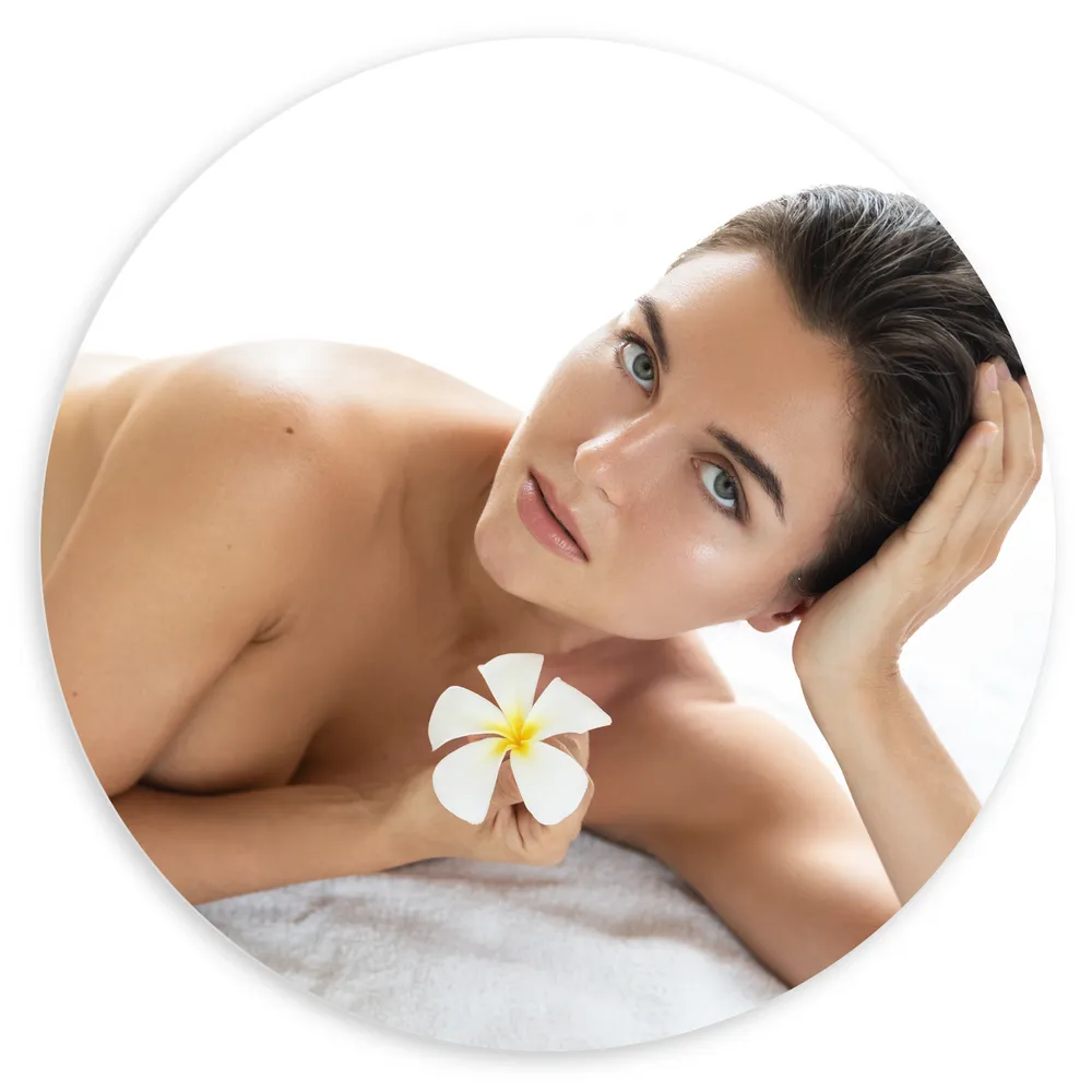 Dibond Muurcirkel - Sexy Naakte Vrouw met Klein Wit Bloemetje