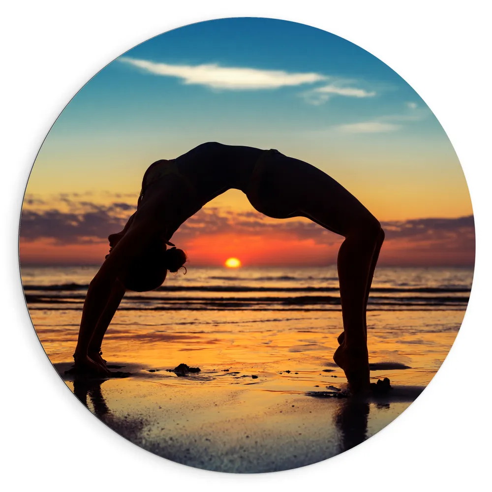 Dibond Muurcirkel - Vrouw in Yoga Positie op het Strand bij Ondergaande Zon