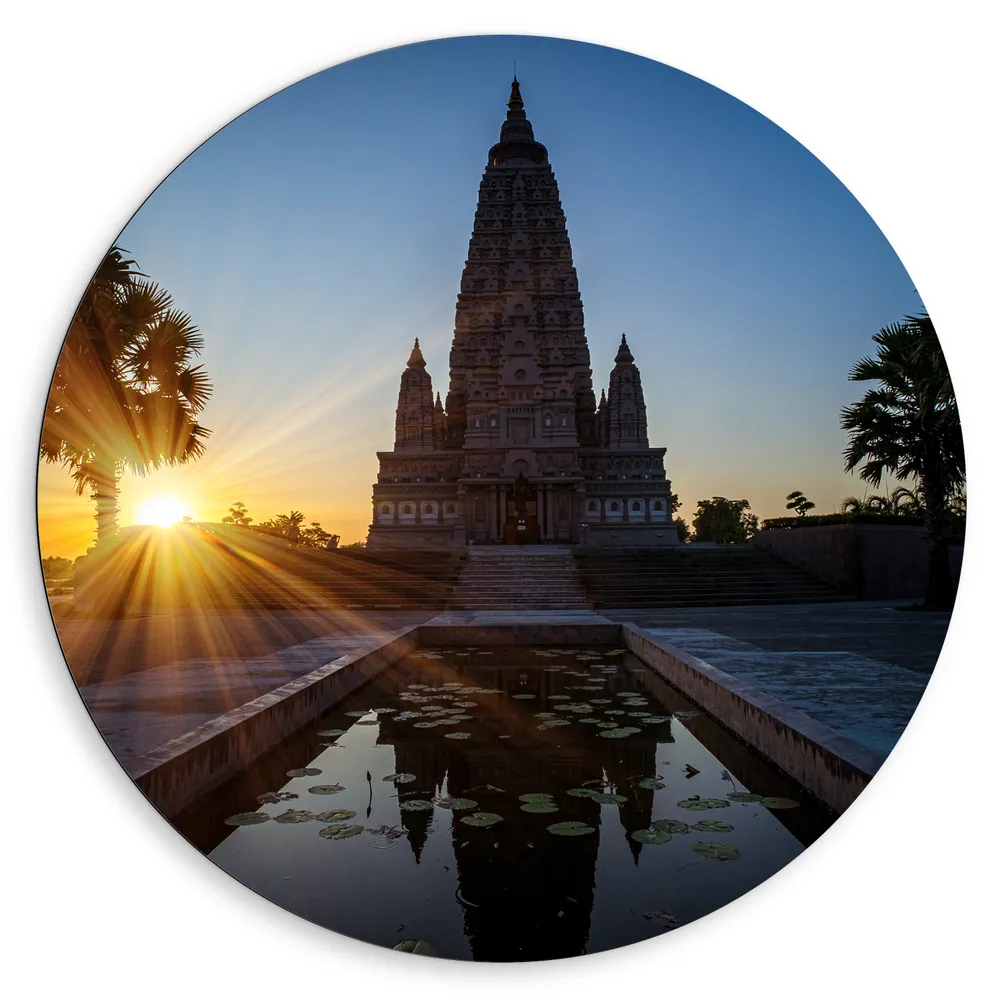Dibond Muurcirkel - Ondergaande Zon Verdwijnend achter Wat Panyanantarm Tempel in Thailand