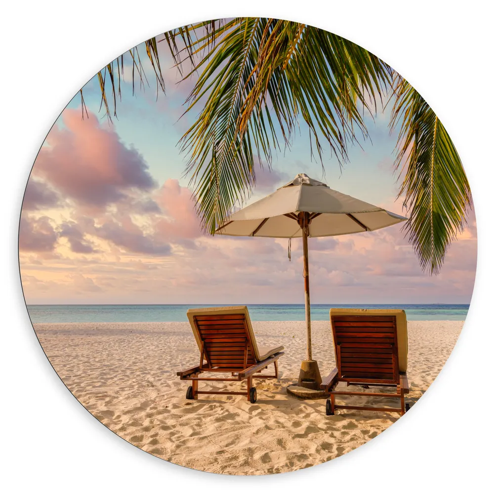Dibond Muurcirkel - Twee Ligbedden op het Strand met Palmboom