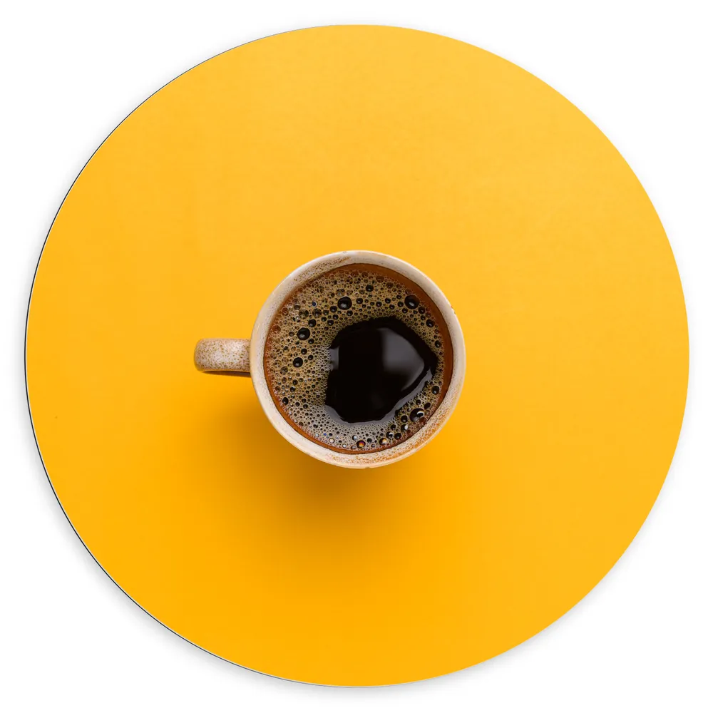 Dibond Muurcirkel - Bovenaanzicht van Verse Kop Koffie op Okergele Ondergrond
