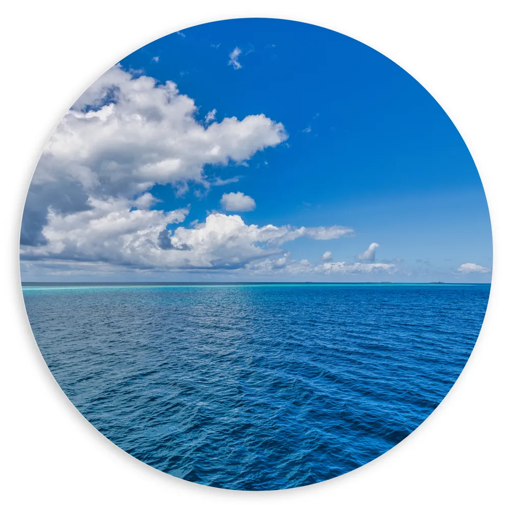 Dibond Muurcirkel - Blauwe Oceaan met Bewolkte en Open lucht