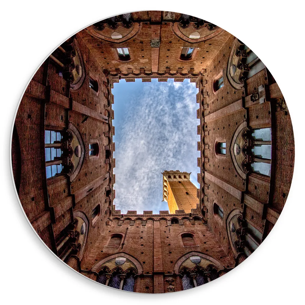 Dibond Muurcirkel - Onderaanzicht van Binnentuin van Torre del Mangia in Siena, Italië