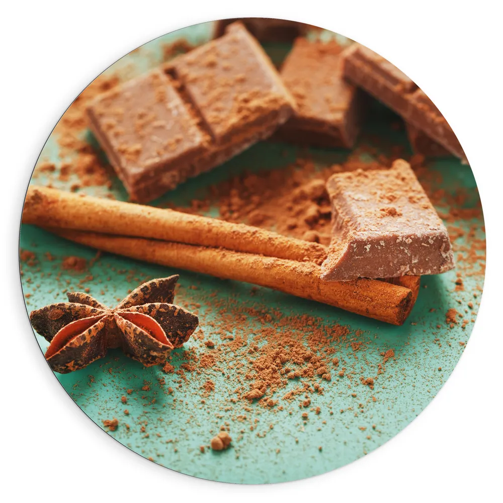 Dibond Muurcirkel - Stukjes Chocola met Andere Specerijen op Blauwe Ondergrond