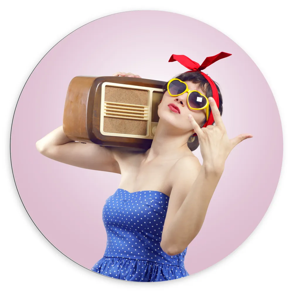 Dibond Muurcirkel - Vrouw - Gebaar - Radio - Bandana - Zonnebril - Jurk