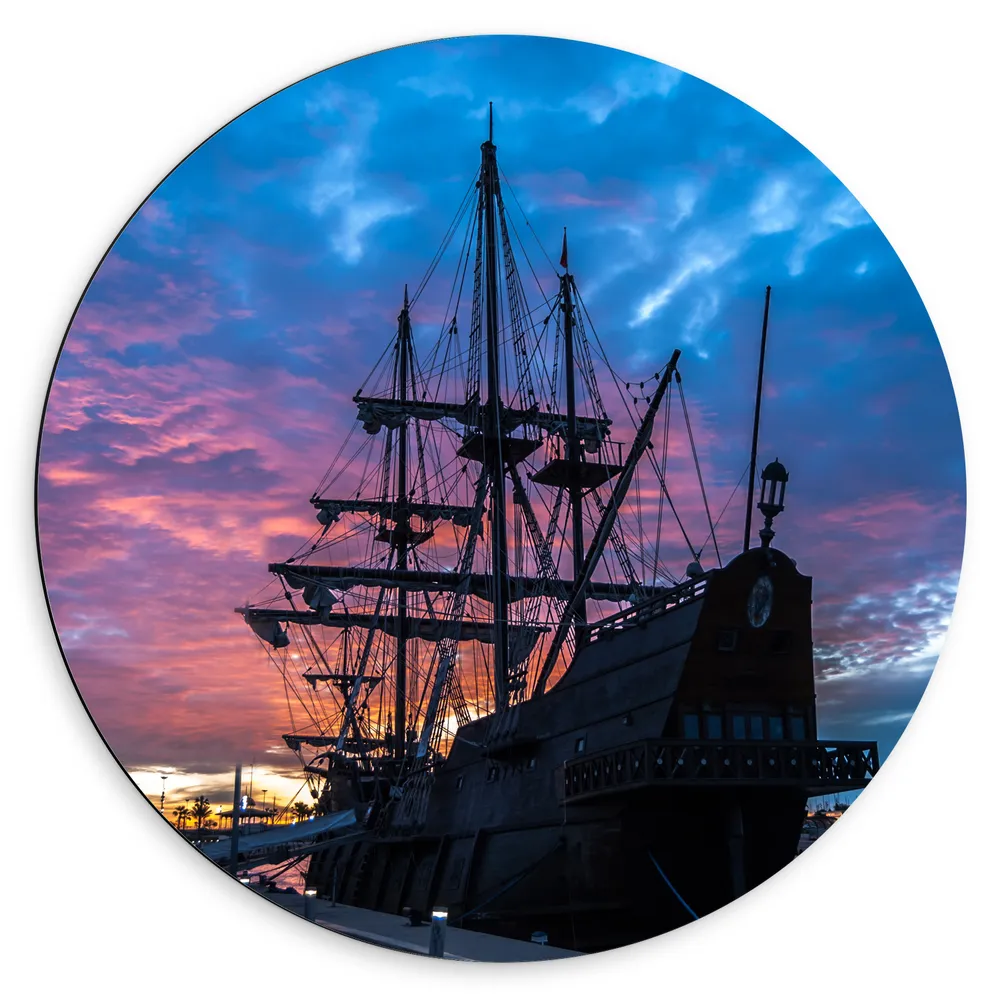 Dibond Muurcirkel - Houten Schip Aangemeerd in Haven tijdens de Avondzon