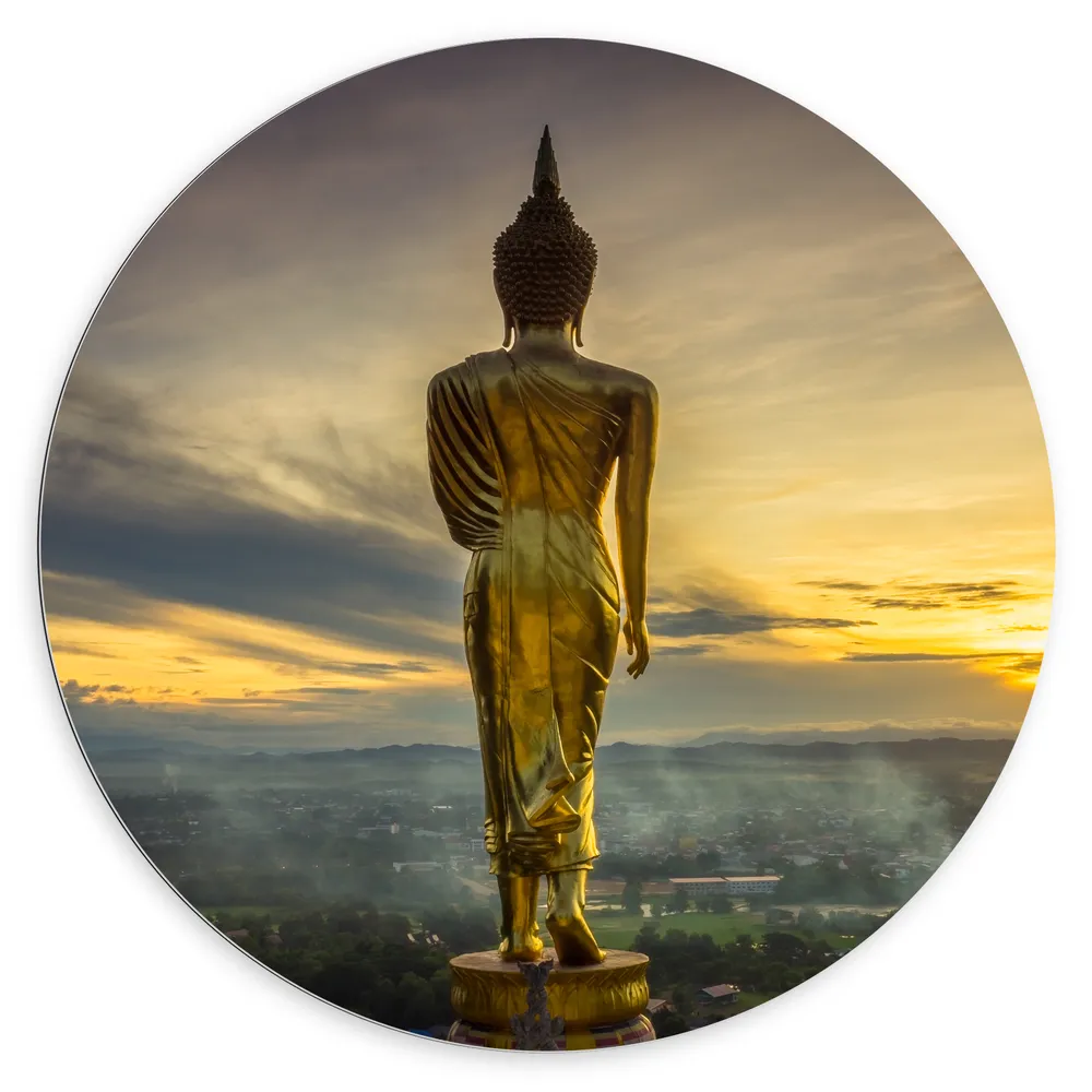 Dibond Muurcirkel - Gouden Buddha op Standaard met Uitzicht op Landschap