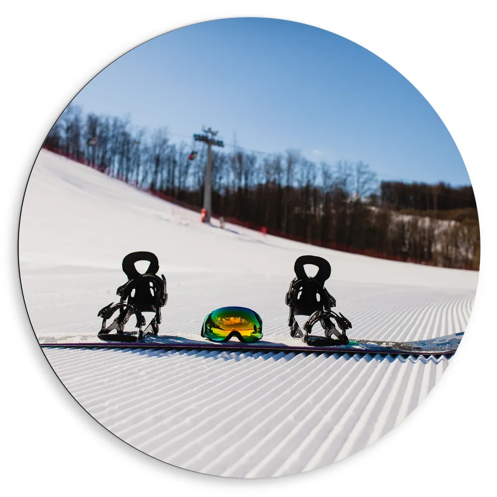 Dibond Muurcirkel - Snowboard met Bril op Perfect Wintersport Landschap