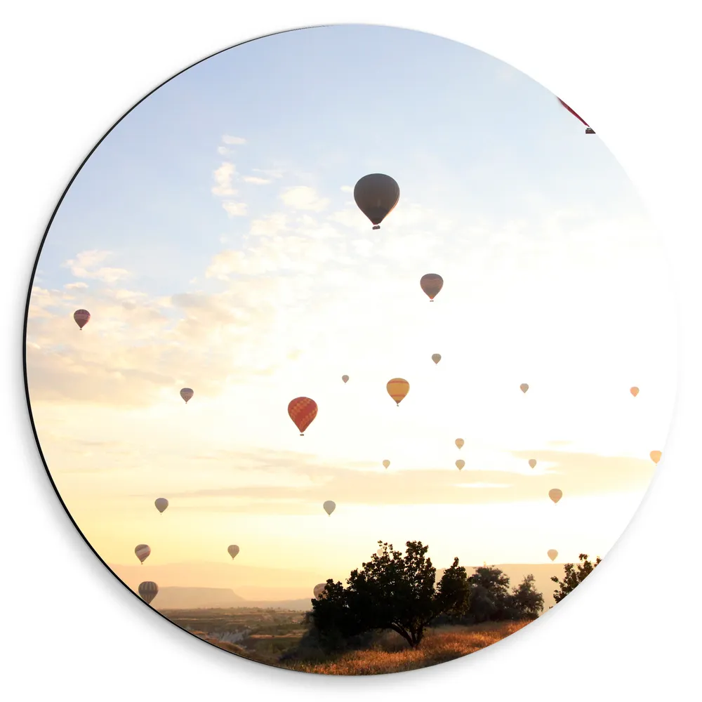 Dibond Muurcirkel - Zee van Luchtballonnen tijdens een Zonsondergang boven Landschap