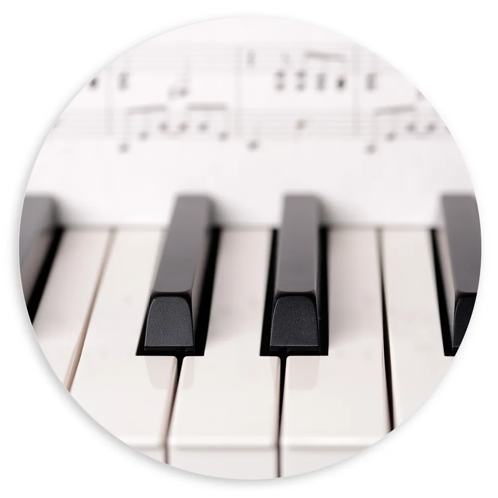 Dibond Muurcirkel - Close-up van Notenbladen bij Toetsen van Piano