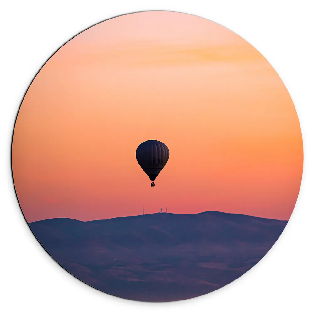 Dibond Muurcirkel - Heteluchtballon boven Berg tijdens Zonsondergang in Turkije