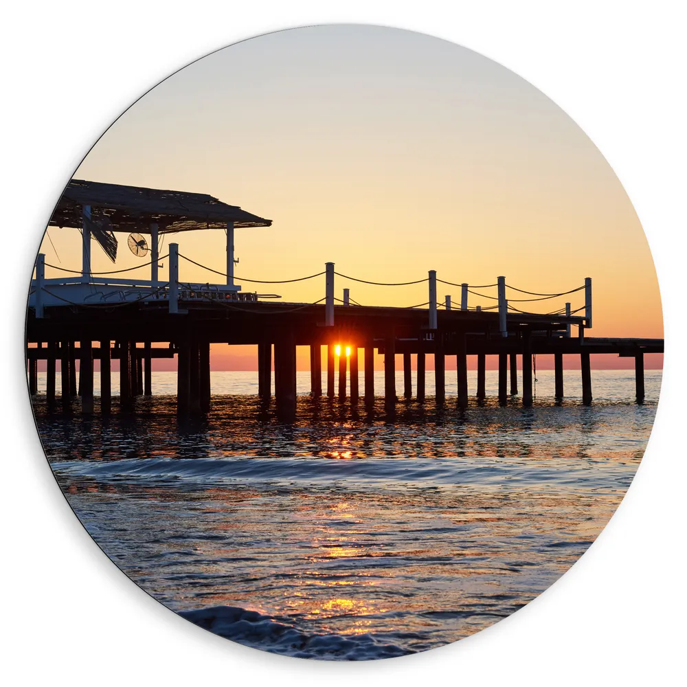 Dibond Muurcirkel - Hutje op Houten Pier bij Zonsondergang boven de Oceaan
