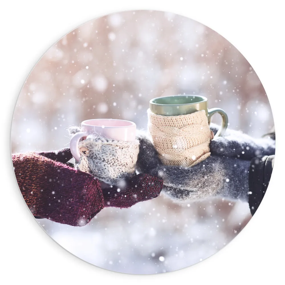 Dibond Muurcirkel - Sneeuw - Winter - Mokken - Handschoenen - Koud