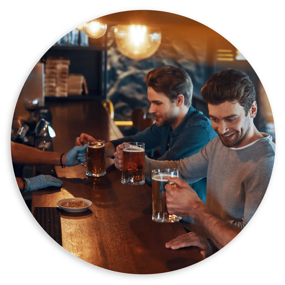 Dibond Muurcirkel - Mannen - Kroeg - Bar - Bier