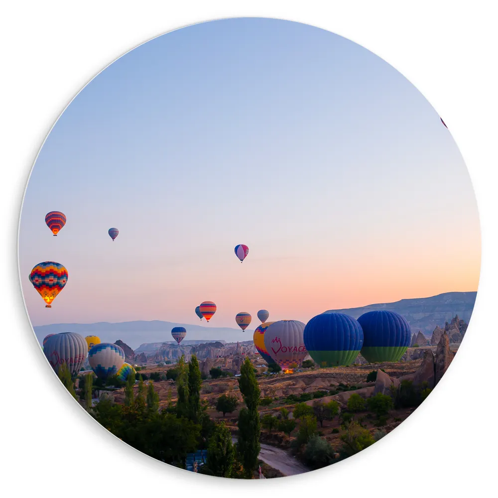 Dibond Muurcirkel - Lucht Vol Hete Luchtballonnrn boven Landschap in de Avond