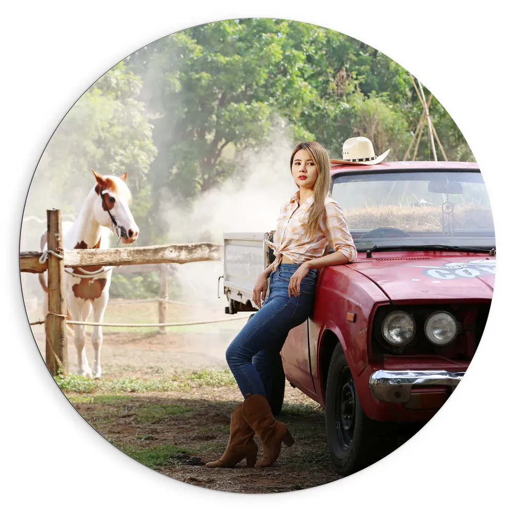 Dibond Muurcirkel - Cowgirl Leunend op Rode Auto bij Paard