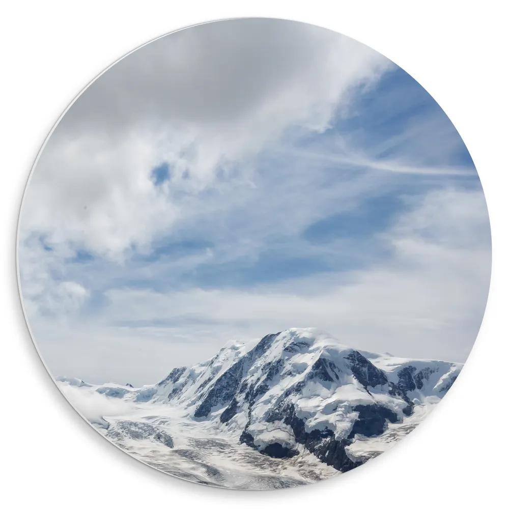 Dibond Muurcirkel - Besneeuwde Bergtoppen van Alpen Gebergte met Openbrekend Wolkenveld