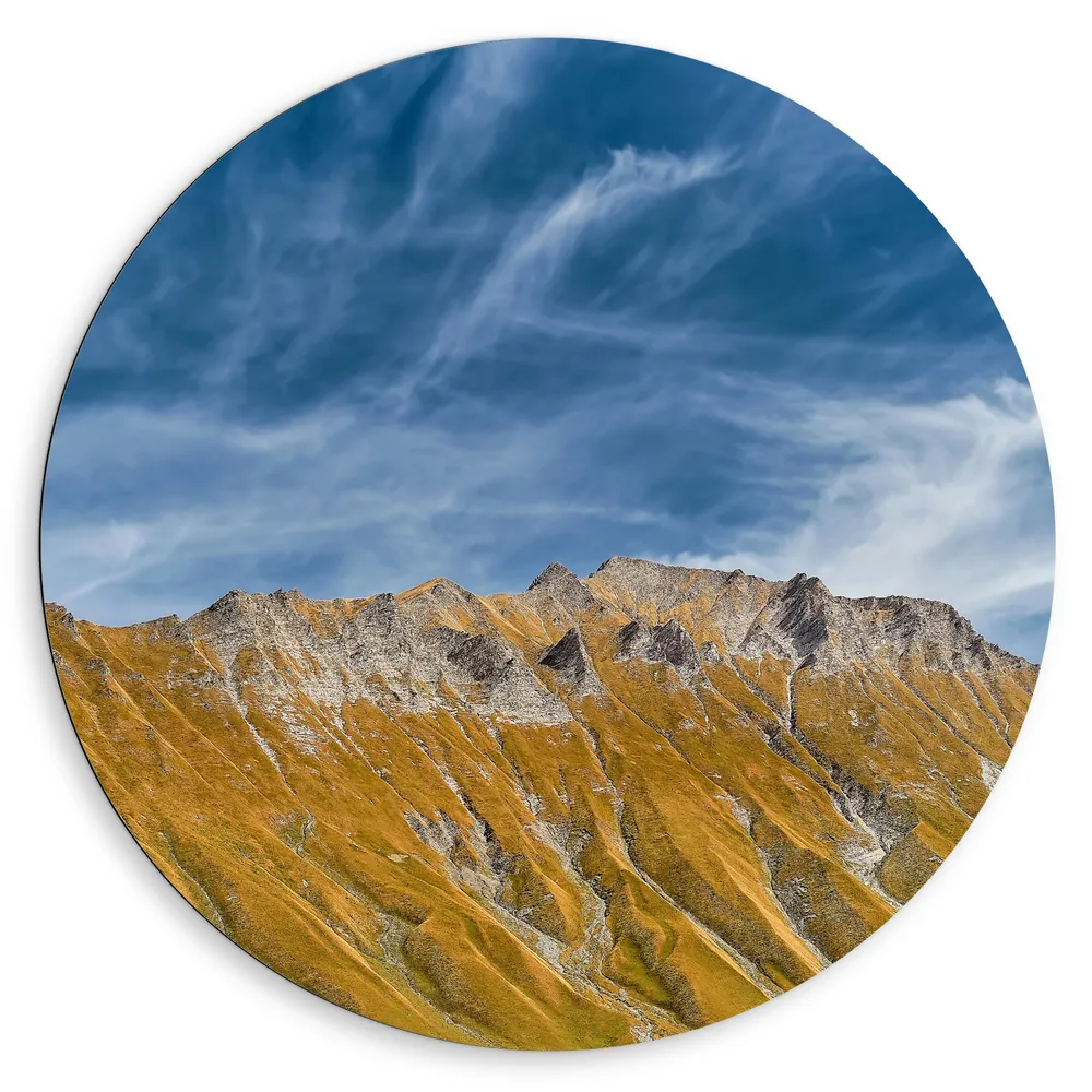 Dibond Muurcirkel - Schapen Wolken boven Stijle Berg