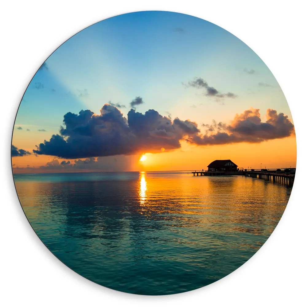 Dibond Muurcirkel - Zonsondergang achter Wolken bij Huisje op de Oceaan