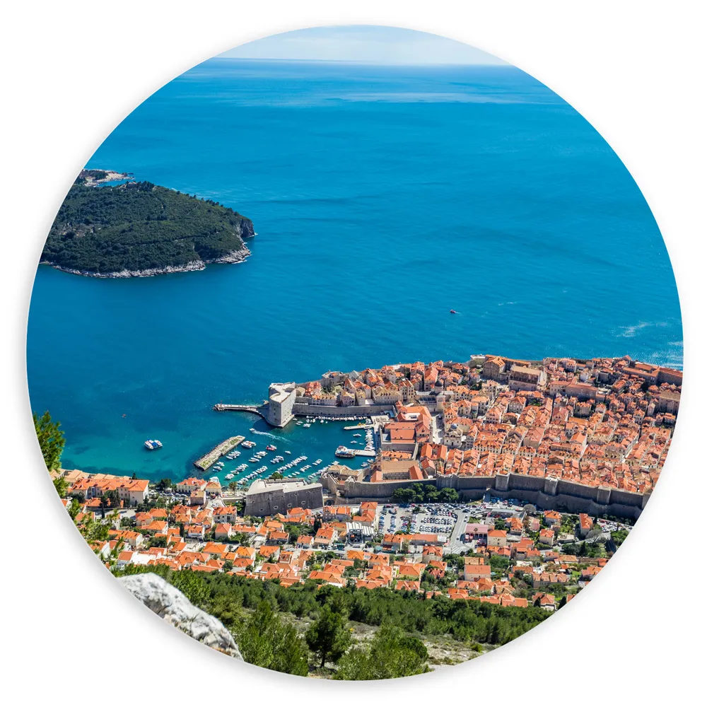 Dibond Muurcirkel - Uitzicht op Traditionele Gebouwen van Kustplaats Dubrovnik, Kroatië