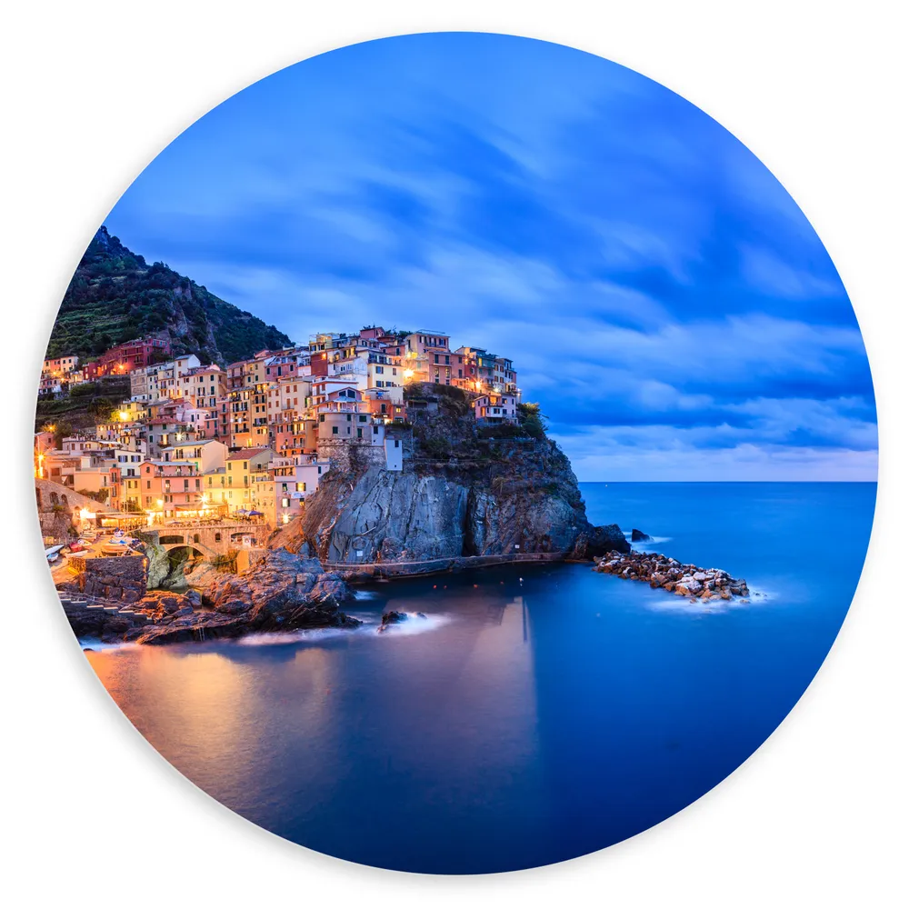 Dibond Muurcirkel - Verlicht Dorpje op Berg aan de Kust van Ligurische Zee, Italië
