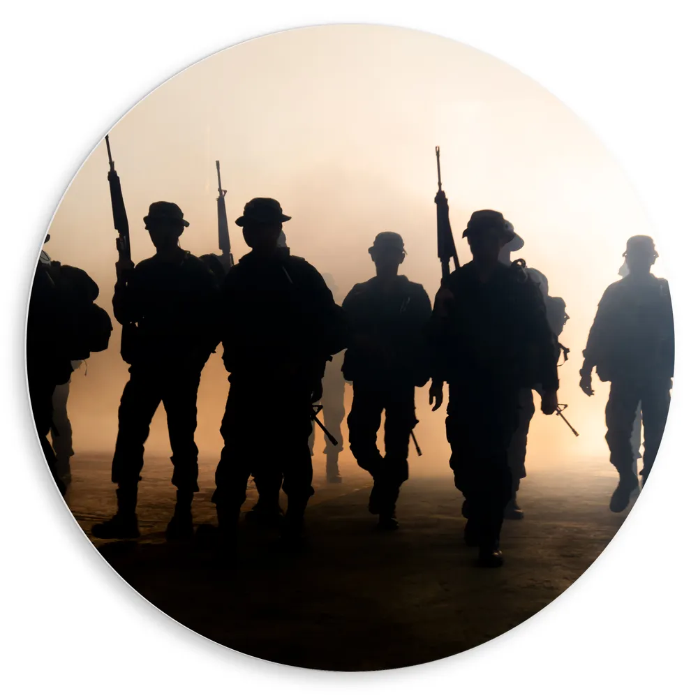 Dibond Muurcirkel - Silhouet van Groep Soldaten met Geweren