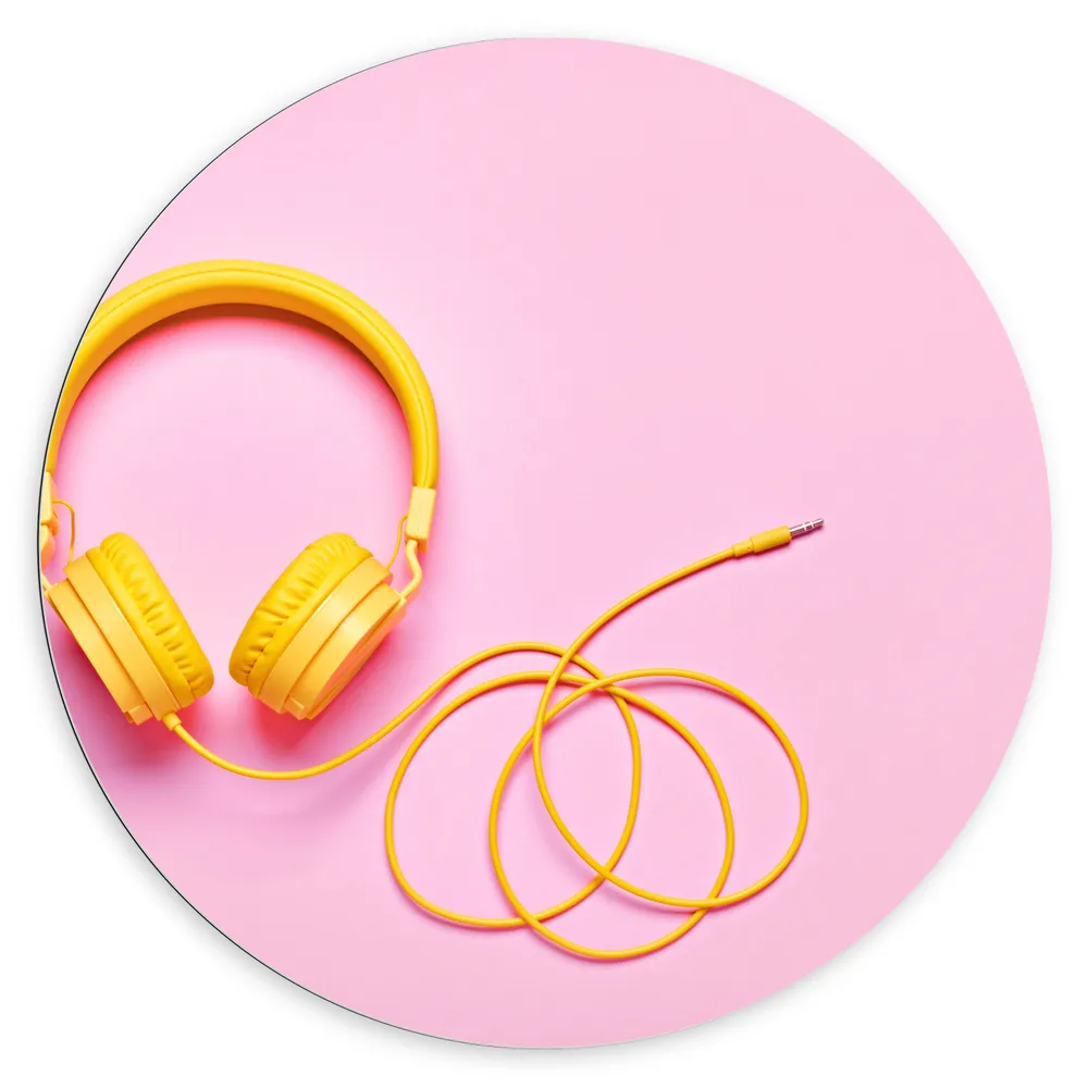 Dibond Muurcirkel - Gele Headset tegen Roze Achtergrond