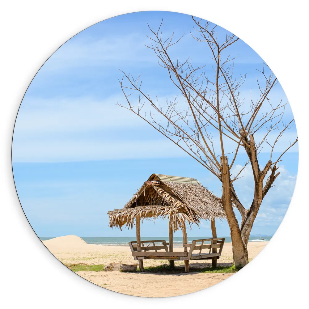 Dibond Muurcirkel - Hutje bij Dode Boom op Strand bij de Zee