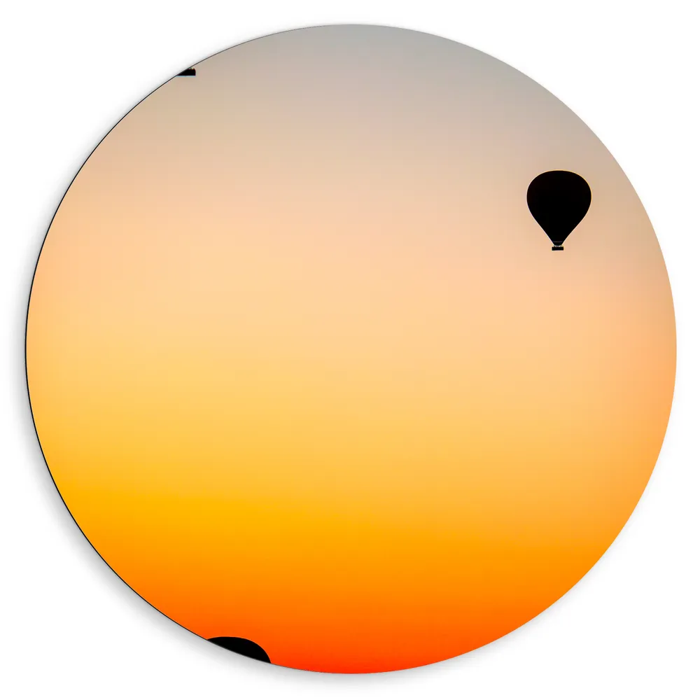 Dibond Muurcirkel - Silhouet van Drie Luchtballonnen bij Feloranje Zonsondergang