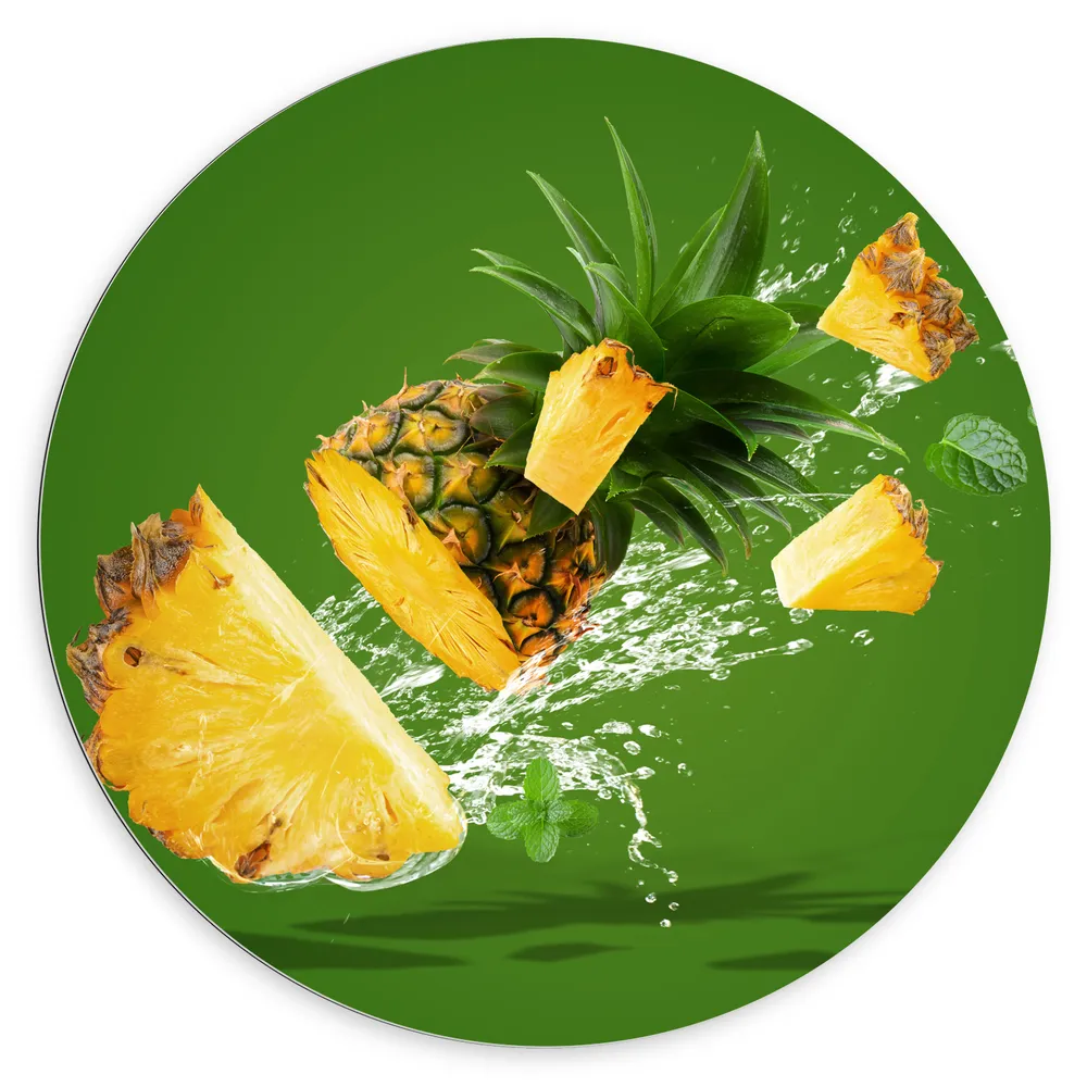 Dibond Muurcirkel - Gele Ananas in Stukken tegen Groene Achtergrond