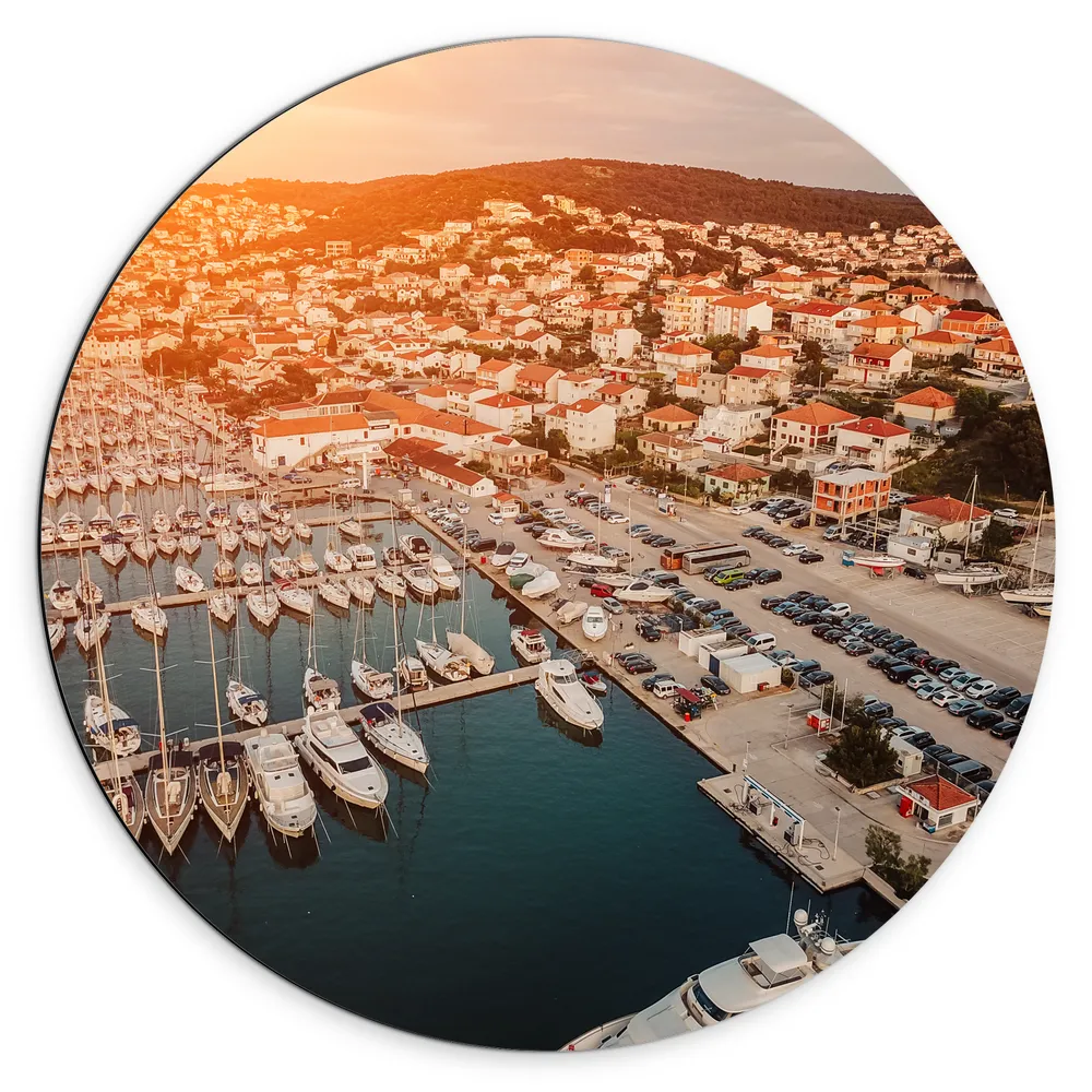 Dibond Muurcirkel - Uitzicht op een Haven in Kroatië tijdens de Avondzon