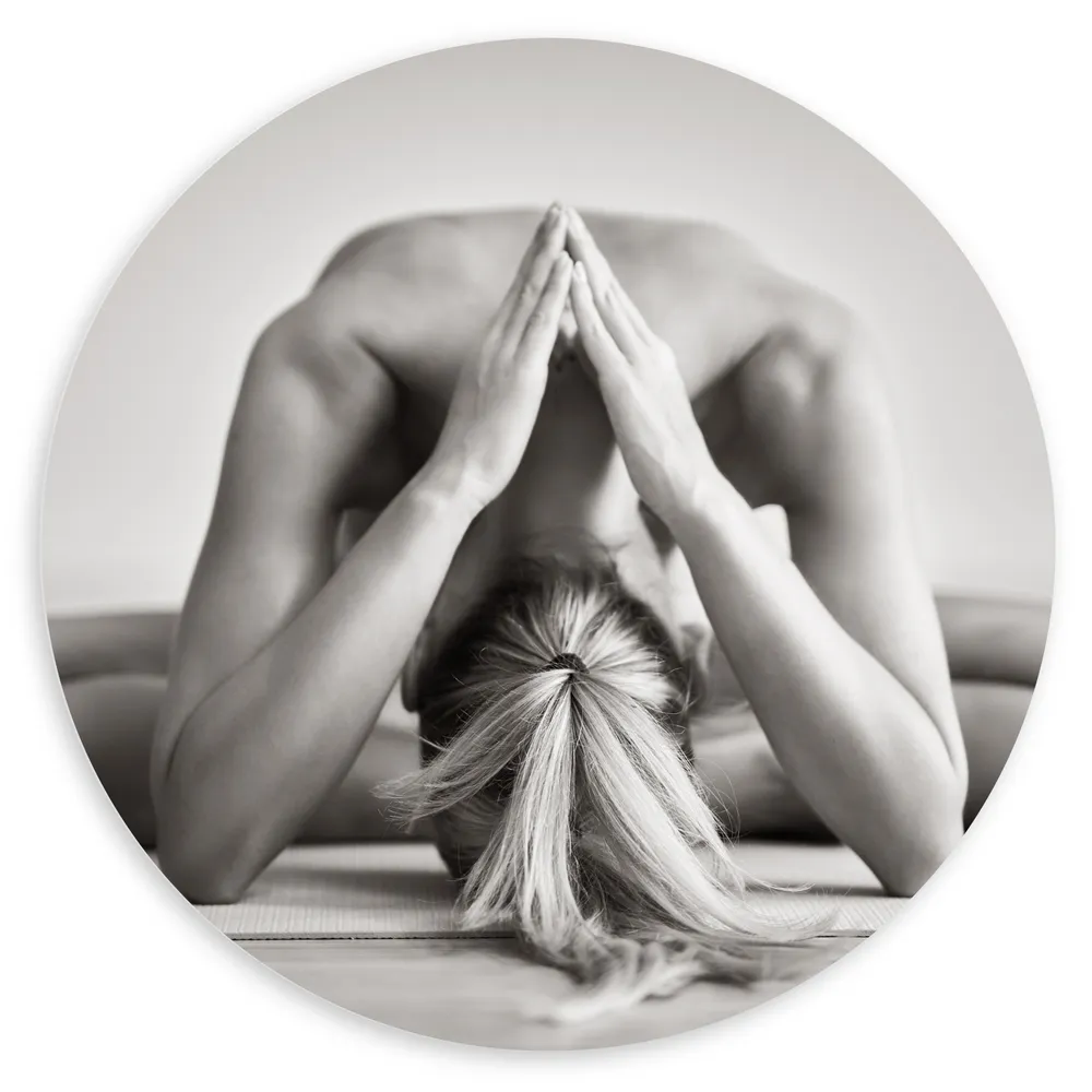 Dibond Muurcirkel - Vrouw in Yoga Positie (Zwart- wit)