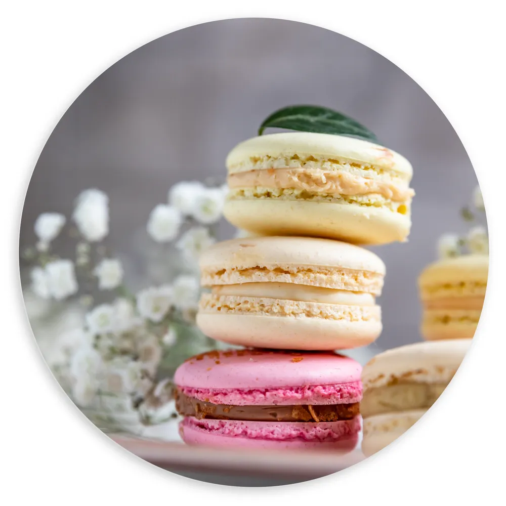 Dibond Muurcirkel - Stapel Verschillende Smaken Macaron tijdens Chique High Tea