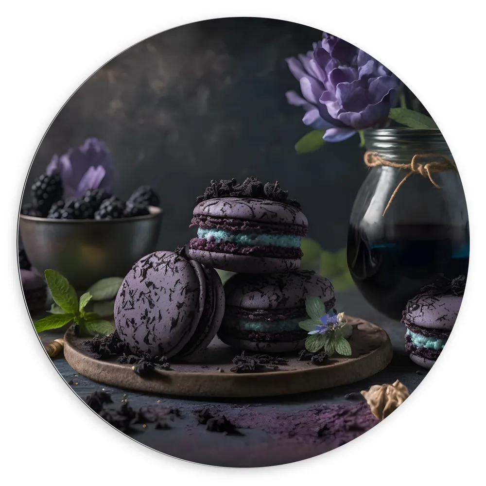 Dibond Muurcirkel - Tafereel van Paarse Macarons met Blauwe Vulling langs Vaas met Paarse Bloemen