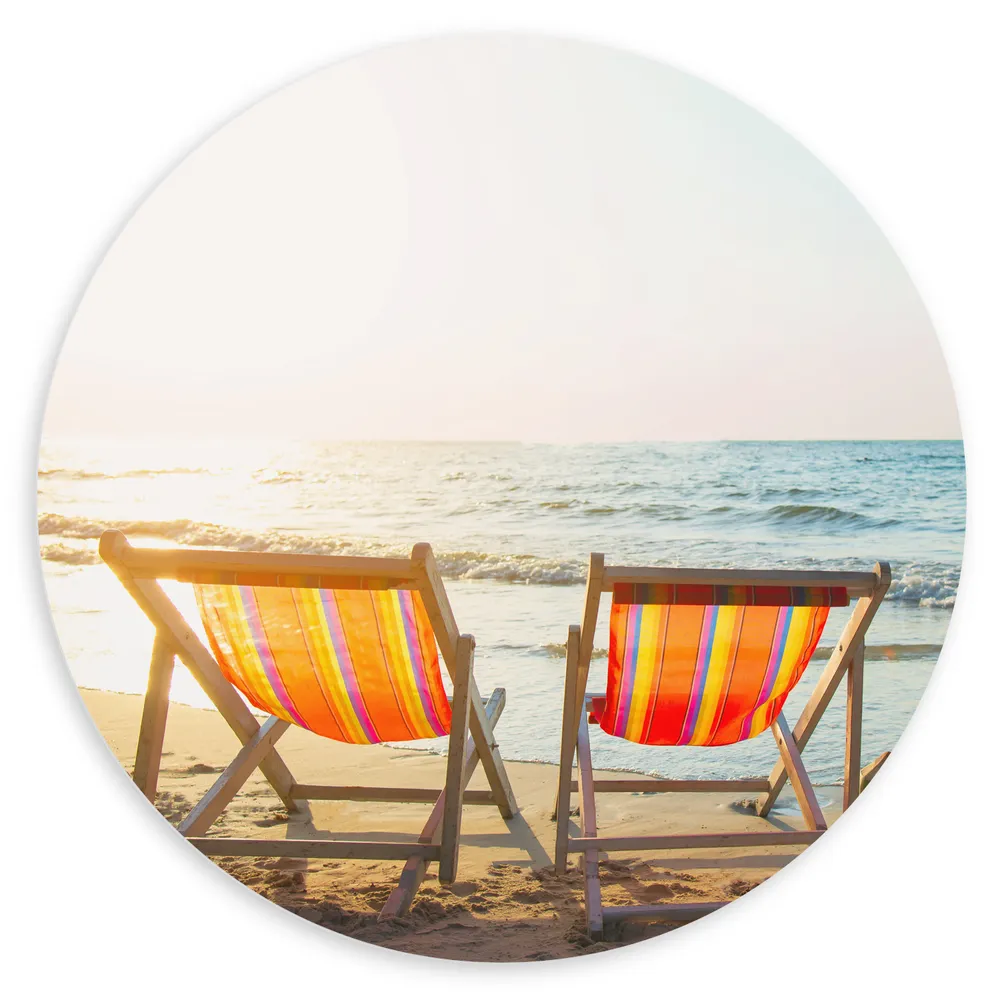 Dibond Muurcirkel - Twee Oranje Ligbedden op het Strand