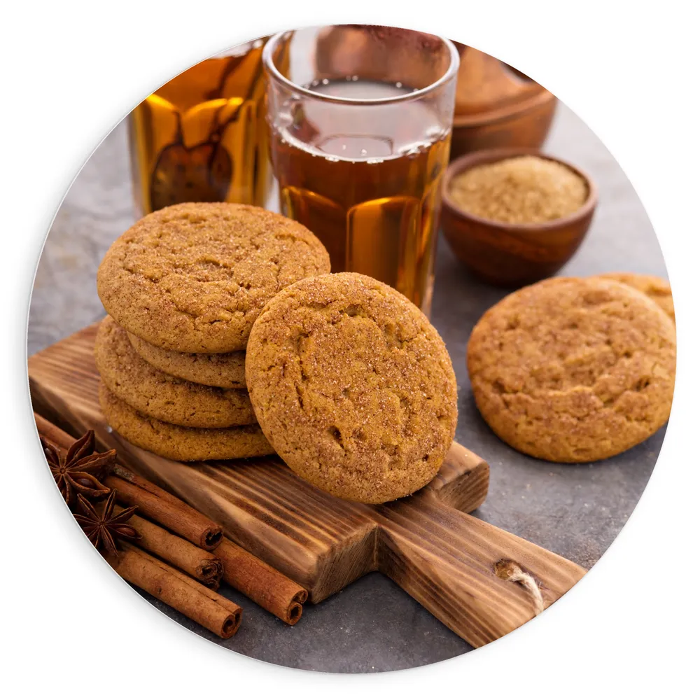 Dibond Muurcirkel - Verse Kaneel Thee met Koekjes op Houten Plateau