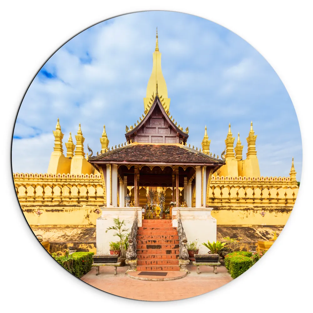 Dibond Muurcirkel - Vooraanzicht van Pha That Luang Tempel in Vientiane onder Sluierbewolking, Laos