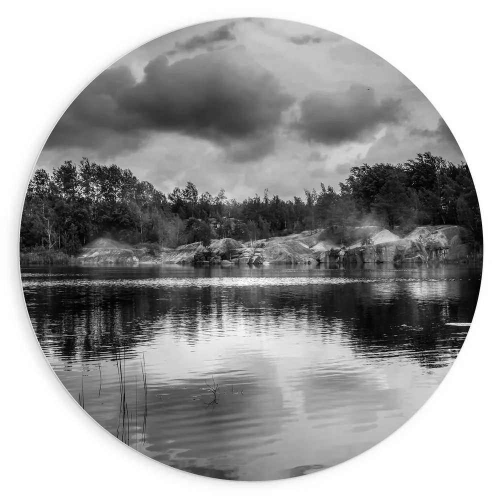 Dibond Muurcirkel - Meer in het Midden van het Bos (Zwart-wit)