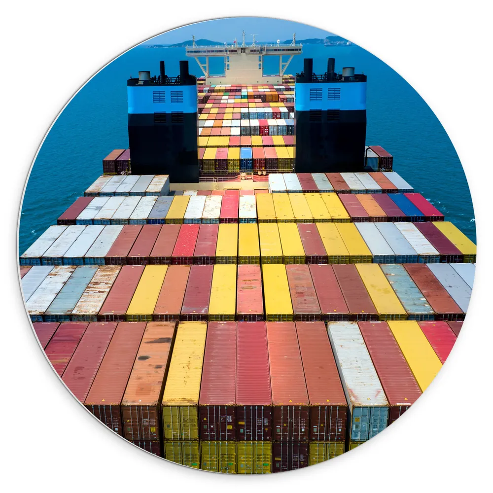 Dibond Muurcirkel - Stapels Containers op Vrachtschip op het Water