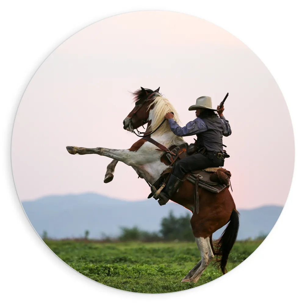 Dibond Muurcirkel - Cowboy met Geweer op Stijgerend Paard
