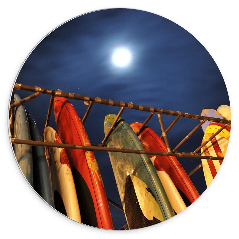 Dibond Muurcirkel - Rij Surfplanken in Hek op het Strand tijdens de nacht