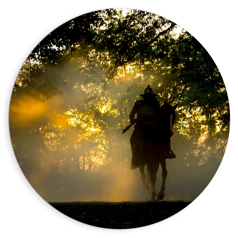 Dibond Muurcirkel - Cowboy Rijdend in Mistig Bos