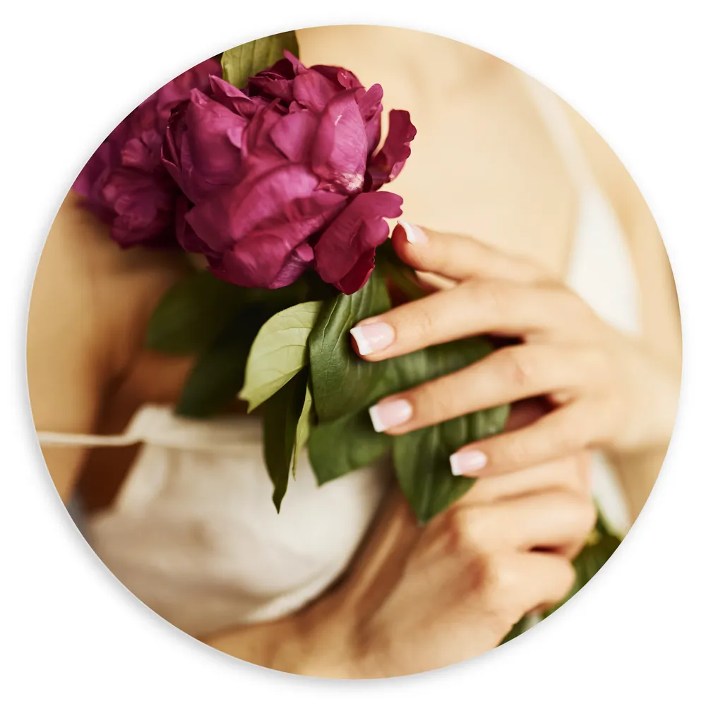 Dibond Muurcirkel - Jongvolwassen Chique Vrouw met Roze Bloemboeket in Hand