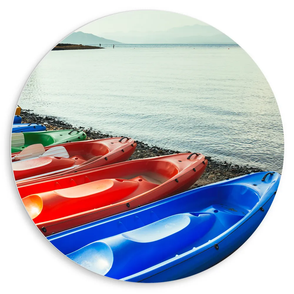 Dibond Muurcirkel - Rij Kleurrijke Kano_s aan de Waterkant bij Berhem